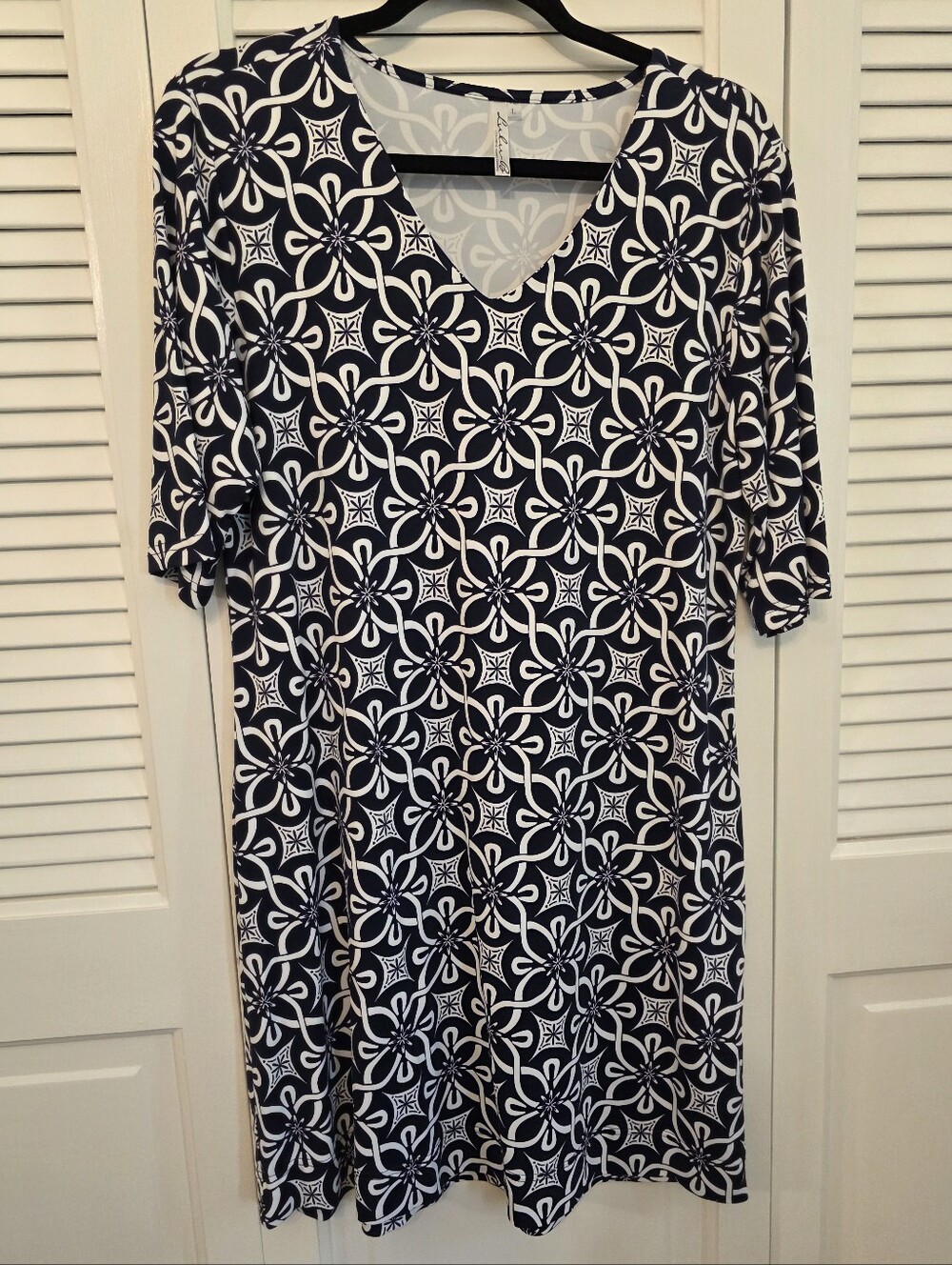Lulu-B- Navy and White Floral V-Neck Travel Dress